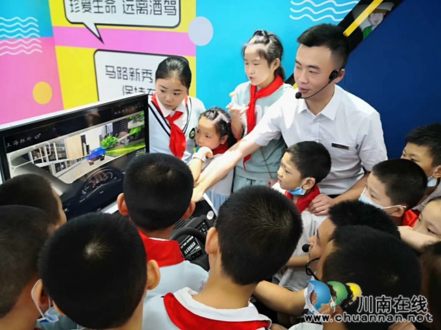 龙马潭区小市街道开展“礼让于人 文明于己”文明伴我行活动