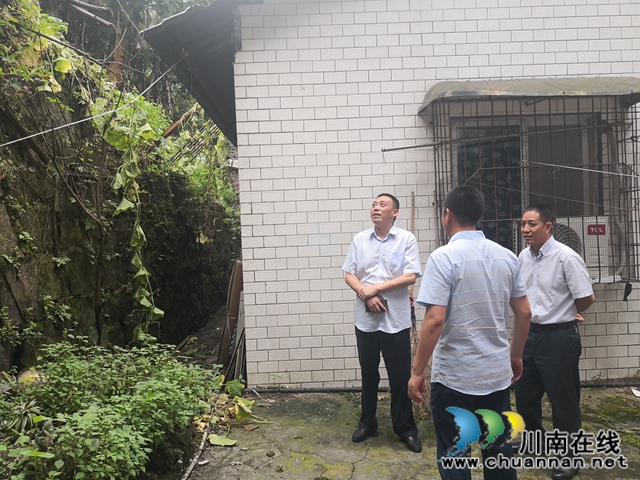 龙马潭区政协主席叶长青率队督查小市街道防汛减灾工作