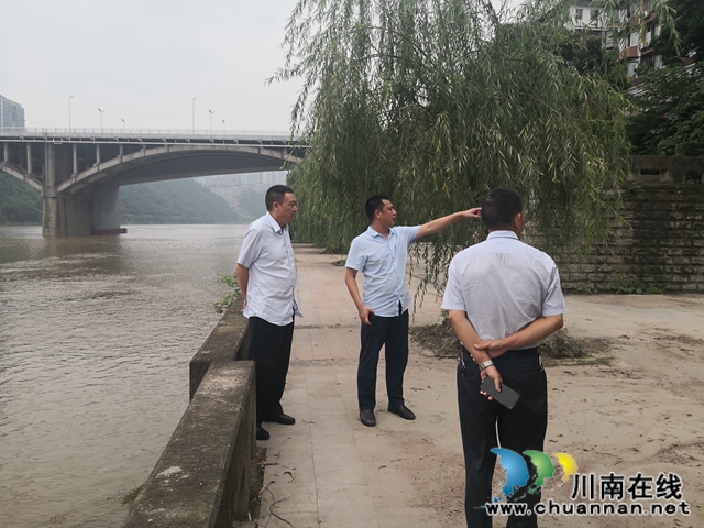 龙马潭区政协主席叶长青率队督查小市街道防汛减灾工作(图3)