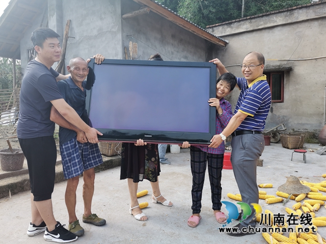 扶贫送关怀走访暖人心！泸县气象局精准扶贫得胜镇龙阴沟村