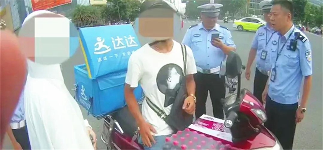 内江：违法摩托车主倒地耍无赖，反说“警察打人”