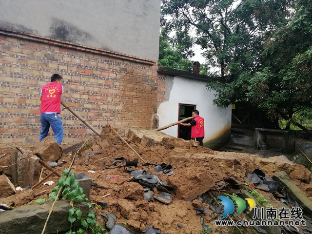 泸县太伏镇迅速行动，党员志愿者合力排危(图2)