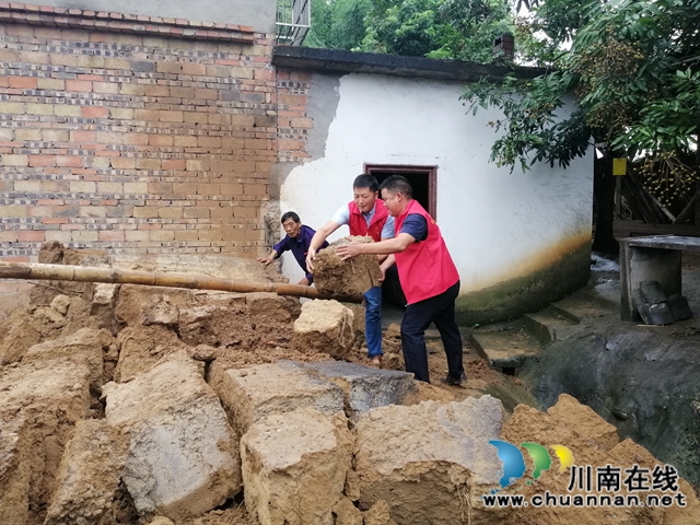 泸县太伏镇迅速行动，党员志愿者合力排危