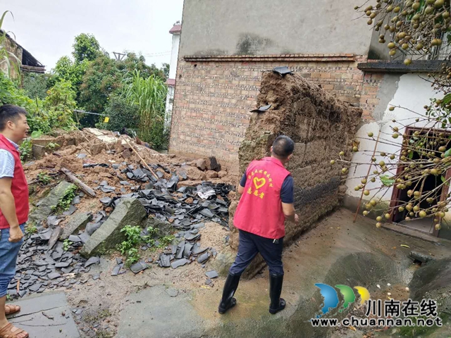 泸县太伏镇迅速行动，党员志愿者合力排危(图6)