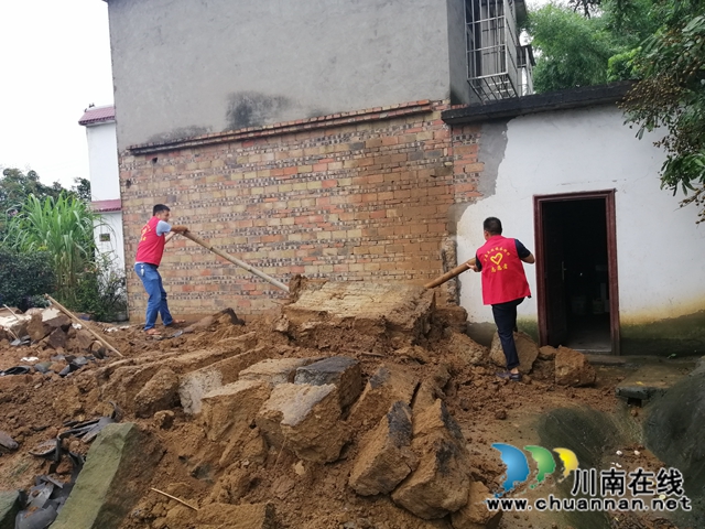 泸县太伏镇迅速行动，党员志愿者合力排危(图4)