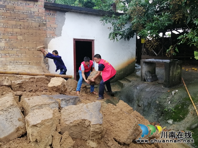泸县太伏镇迅速行动，党员志愿者合力排危(图3)