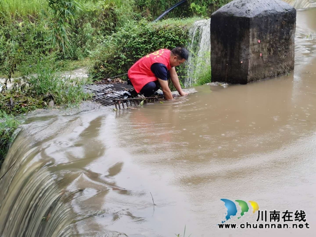 泸县太伏镇迅速行动，党员志愿者合力排危(图5)