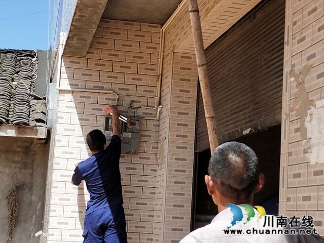 泸县应急救援大队石马五中队到立石镇开展“马蜂窝清剿”行动(图1)