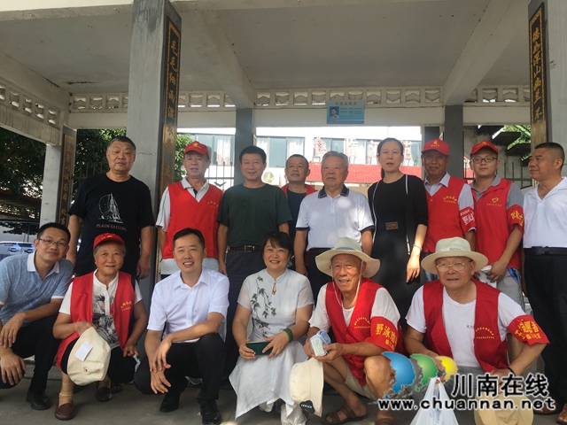 杨正律一行到龙马潭区罗汉街道慰问野泳劝导员(图4)