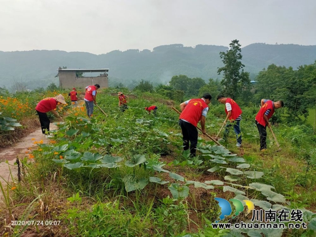 泸县玉蟾街道党员志愿服务队助力脱贫攻坚