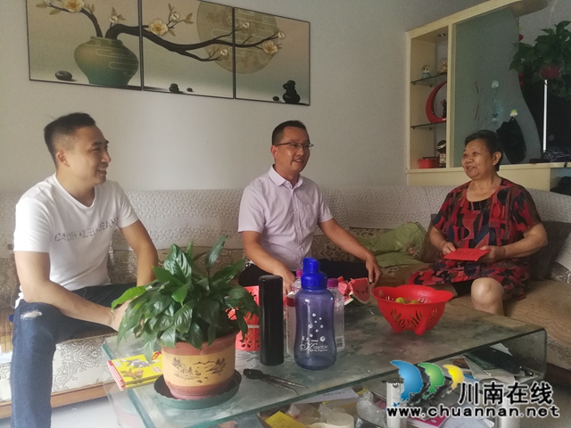 龙马潭区小市街道开展“八一”节集中走访慰问活动