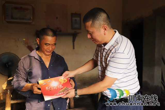 泸县玉蟾街道开展庆祝“八一”建军节慰问活动(图3)