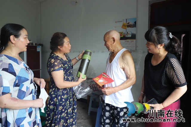 泸县玉蟾街道开展庆祝“八一”建军节慰问活动