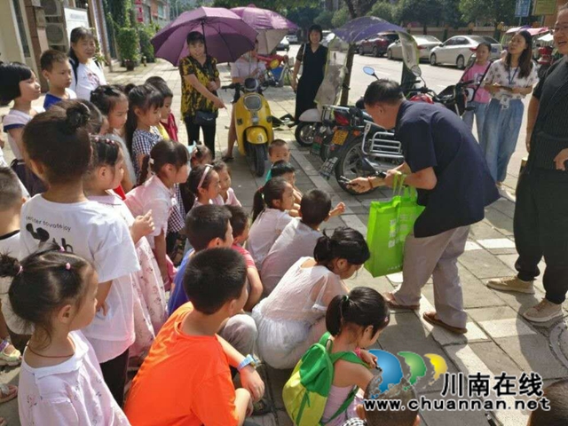 泸县玉蟾街道开展“书香小课堂”读书日朗诵活动(图2)