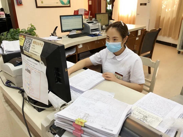 赞！男子突发疾病 自贡护士紧急跪地救人(图2)