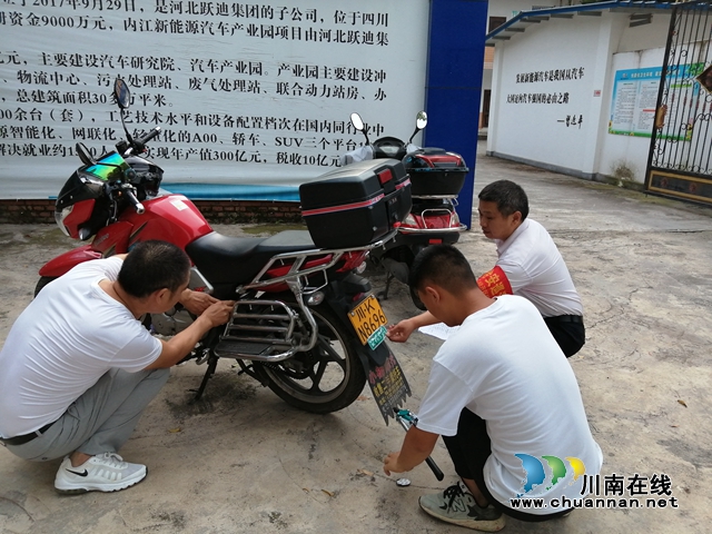 内江经开区靖民镇双雁社区开展“两车卫士”宣传安装工作