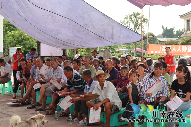 泸县群众理论“直播车”走进云龙镇龙河村(图3)