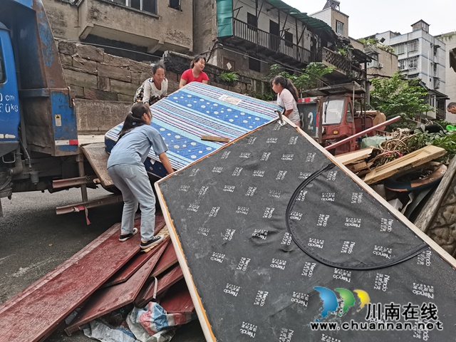 江阳区北城街道城垣社区：开展大件垃圾专项清理，打造美好人居环境