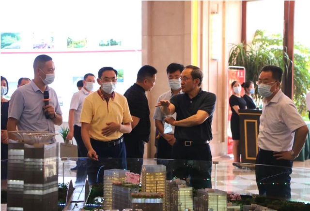 四川省人大常委会副主任王宁调研泸州金融商业中心(图2)