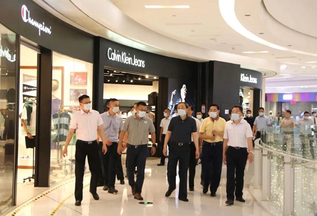 四川省人大常委会副主任王宁调研泸州金融商业中心(图3)