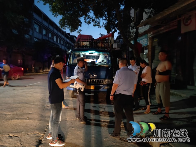 泸县百和镇开展交通安全夜间巡查工作