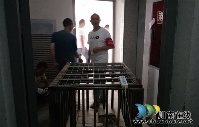 内江经开区靖民镇双雁社区：清理楼道杂物，网格员在行动 