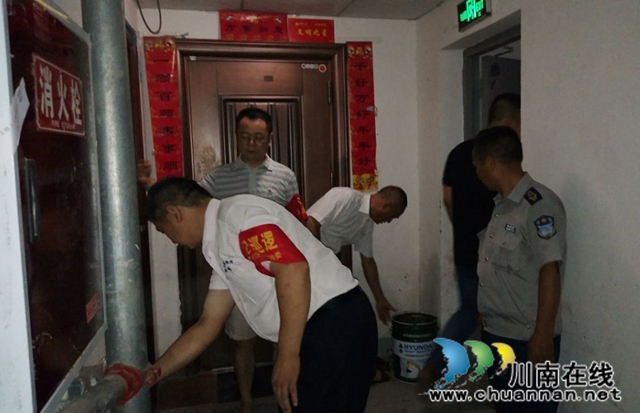 内江经开区靖民镇双雁社区：清理楼道杂物，网格员在行动 (图2)