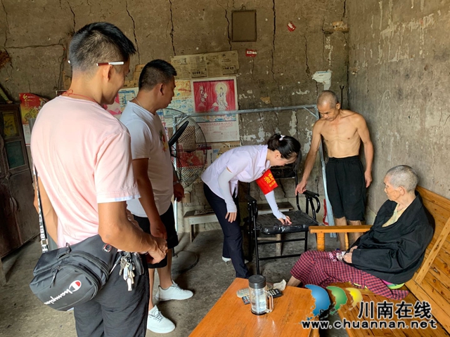 内江经开区靖民镇凉风社区为残疾人送爱心