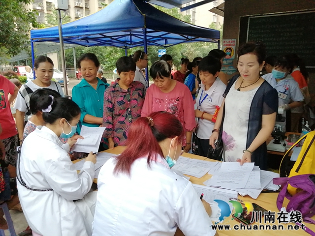 内江经开区靖民镇双雁社区：“两癌”筛选进社区