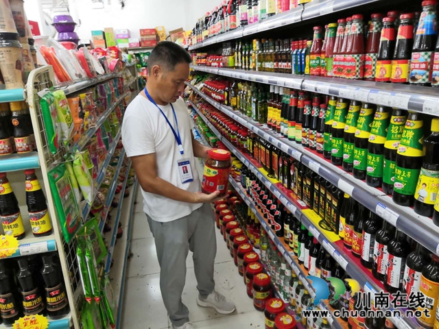 泸县立石镇人大主席率队开展食品安全检查​