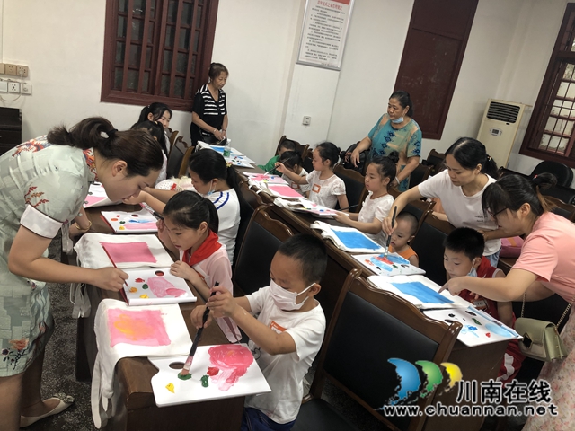 龙马潭区小市街道开展“青伴童行 快乐同行”环保袋创意绘画活动(图2)