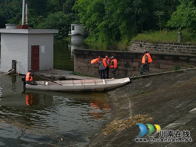以练为战！宜宾南溪区长兴镇防汛抢险应急演练筑牢安全防线(图2)