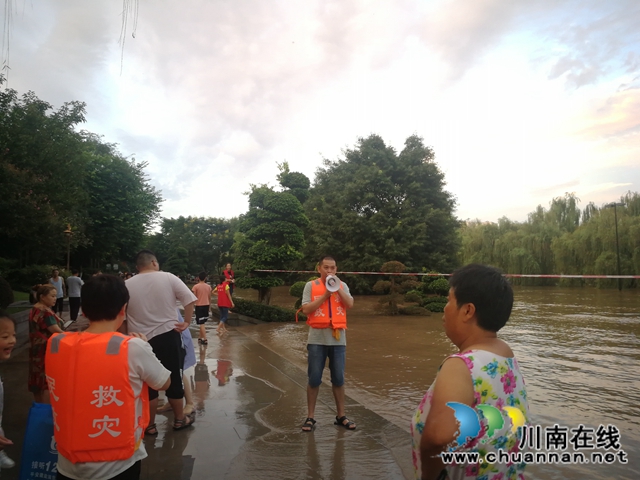 江阳区大山坪街道山岩脑社区：洪峰过境，护航滨江