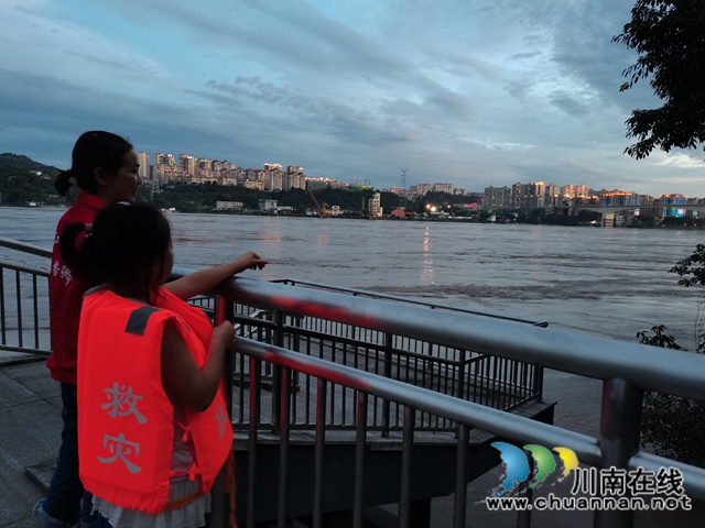 江阳区大山坪街道山岩脑社区：洪峰过境，护航滨江(图3)