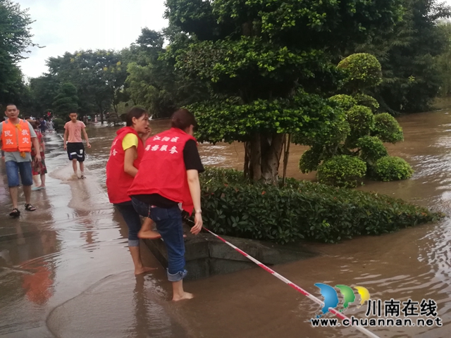 江阳区大山坪街道山岩脑社区：洪峰过境，护航滨江(图2)