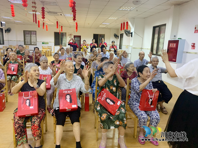 江阳区北城街道金甲虫党总支开展“温暖老人心 爱心健康行”立秋活动