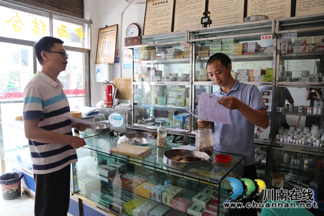 古蔺县检察院到包保区域宣传省级文明城市创建工作(图2)