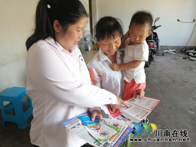 内江经开区靖民镇双塘村开展暑假禁毒宣传进农家活动