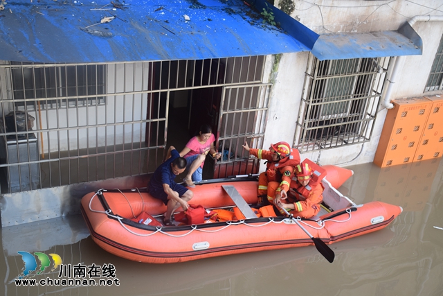 洪峰过境　合江消防紧急疏散被困群众18人(图2)