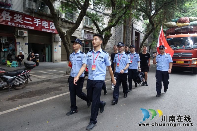 泸州：快速集结上前线 警盾突击队战洪峰守家园(图1)