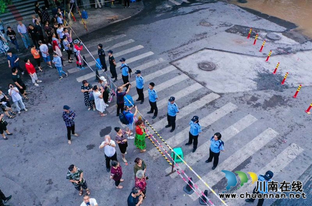 泸州：快速集结上前线 警盾突击队战洪峰守家园(图2)