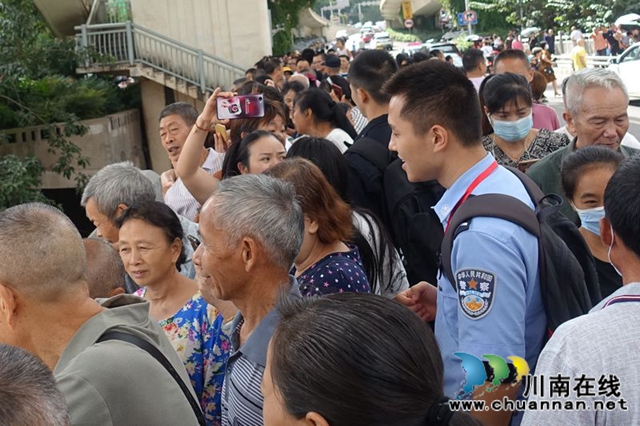 泸州：快速集结上前线 警盾突击队战洪峰守家园(图11)