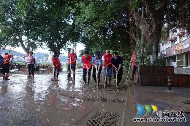 泸州：快速集结上前线 警盾突击队战洪峰守家园(图17)