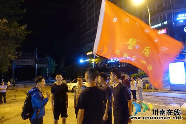 泸州：快速集结上前线 警盾突击队战洪峰守家园(图21)