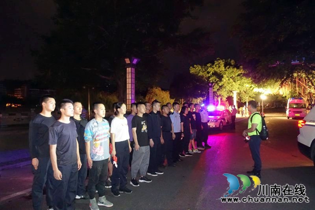 泸州：快速集结上前线 警盾突击队战洪峰守家园(图20)