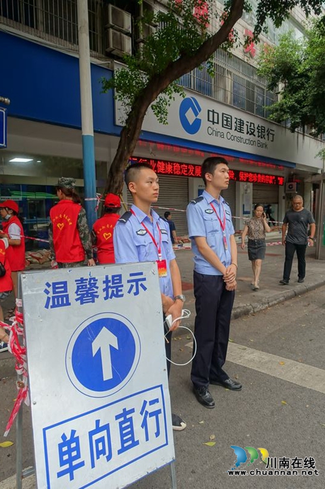 泸州：快速集结上前线 警盾突击队战洪峰守家园(图18)