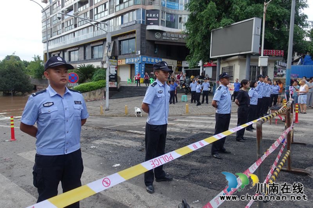 泸州：快速集结上前线 警盾突击队战洪峰守家园(图26)