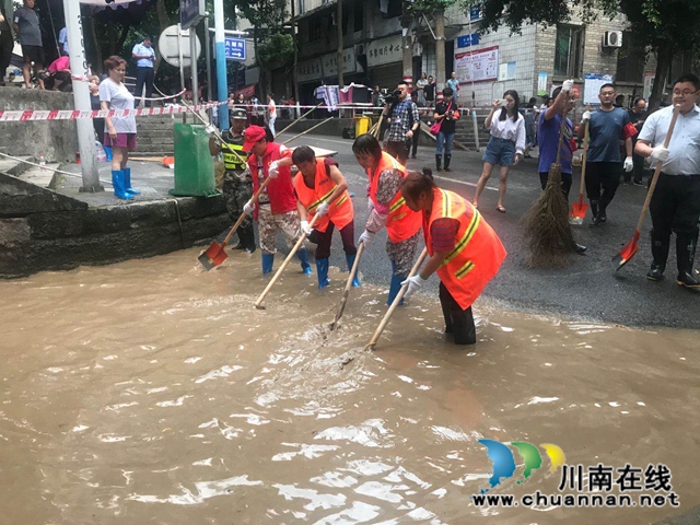 龙马潭区小市街道：干群同心，齐力防汛(图1)