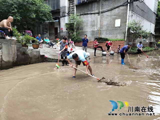 龙马潭区小市街道：干群同心，齐力防汛(图2)