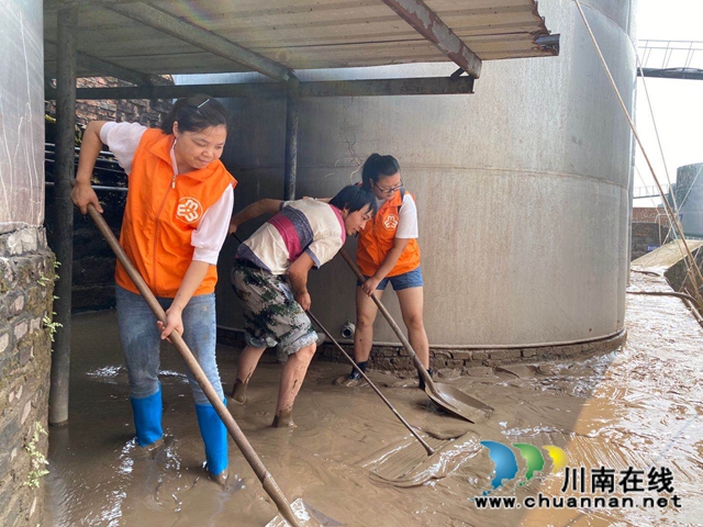洪水退我们不退！泸县太伏镇党员干部全力开展灾后清淤工作(图9)